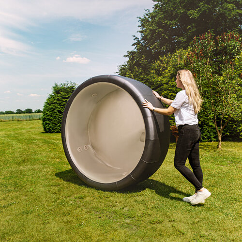 Frau baut Softub Whirlpool auf