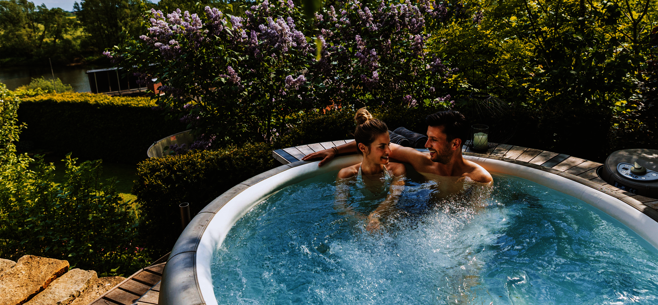 Paar im Softub Whirlpool im Garten